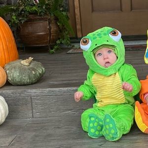 Turtle Halloween costume size 9-12 month.